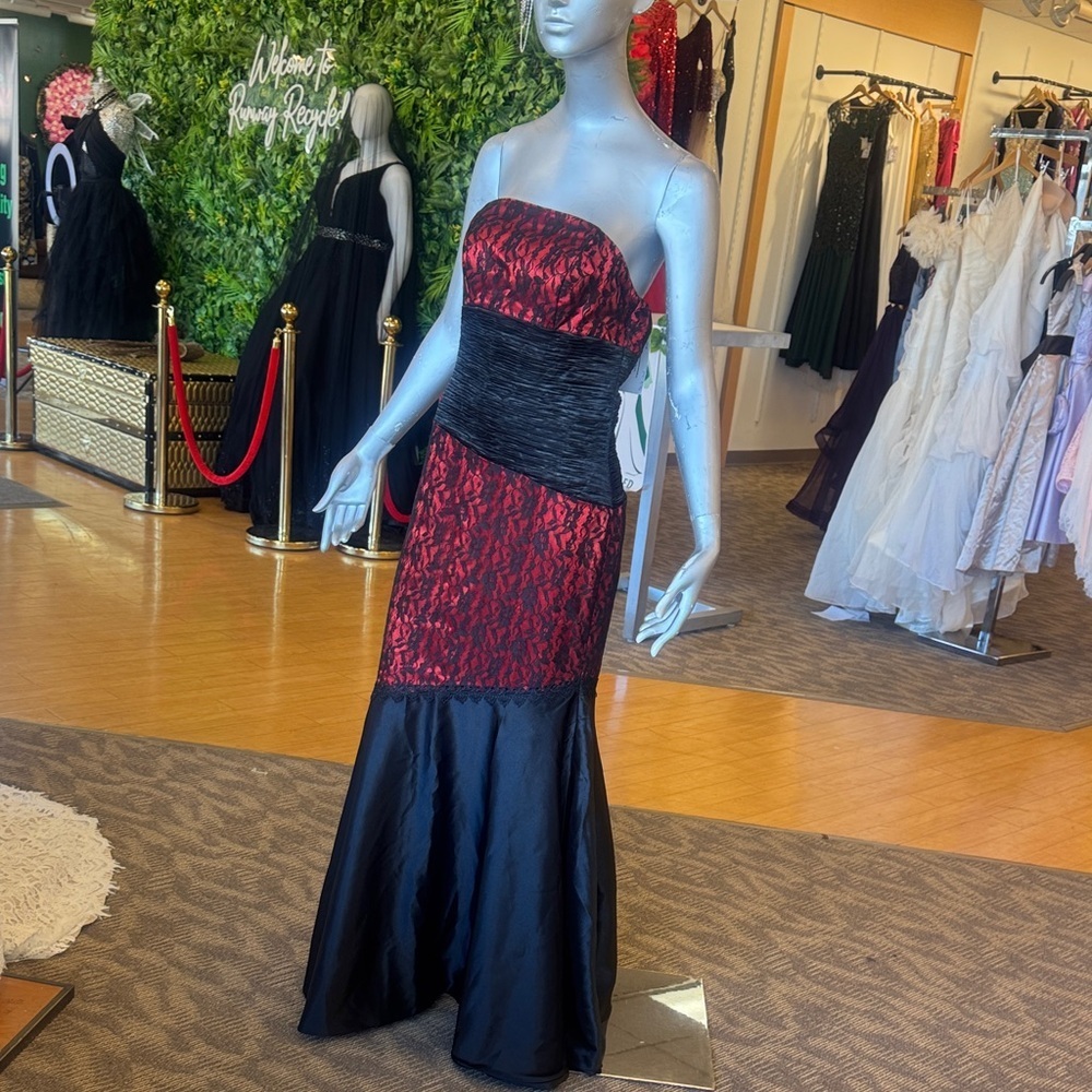 Vintage Red & Black Lace Strapless Evening Gown Size 6